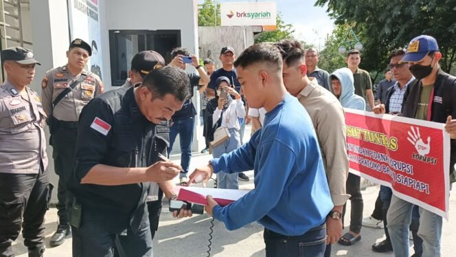 
					Mahasiswa Anti Korupsi melalukan unjuk rasa di depan Gedung Kejaksaan Tinggi (Kejati) Riau.