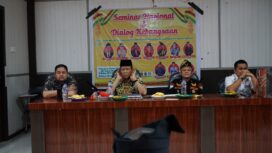 Pemateri Seminar Nasional Dan Dialog Kebangsaan di gedung Fapertaped UIN Suska Riau.