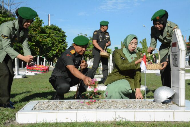 
					Danrem 031/Wira Bima Pimpin Ziarah dan Tabur Bunga dalam Rangka HUT Ke- 66 Korem 031 / Wira Bima