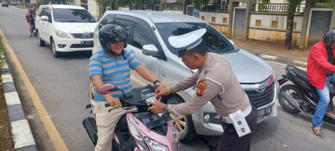 
					Sat Lantas Polres Kuansing Lakukan Kampanye Keselamatan, Bagikan Brosur dan Stiker Tertib Berlalu Lintas