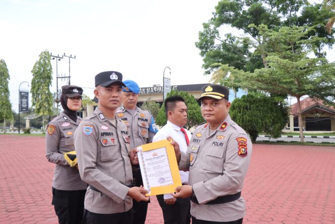 
					Dinilai Berprestasi, Kapolsek Pujud bersama Personel Terima Penghargaan di Upacara Hari Kesadaran Nasional Polres Rohil