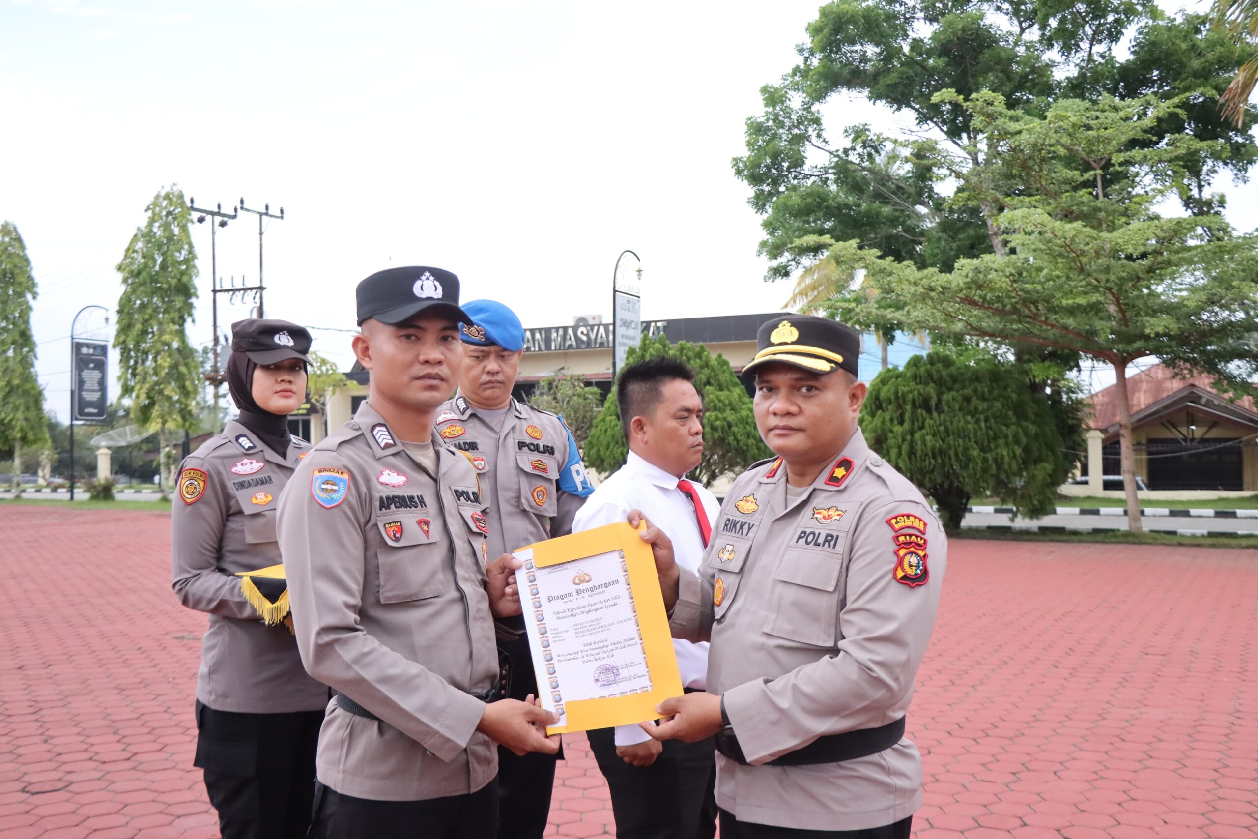 Dinilai Berprestasi, Kapolsek Pujud bersama Personel Terima Penghargaan di Upacara Hari Kesadaran Nasional Polres Rohil