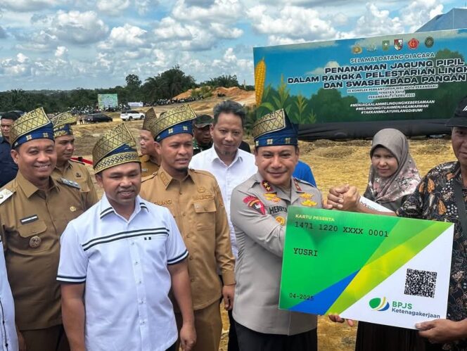 
					Dukung Pelestarian Lingkungan, Pemprov Riau Tanam 15 Ribu Bibit Pohon