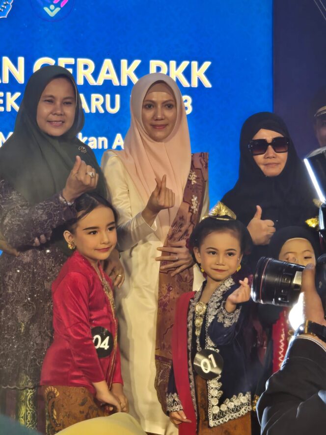 
					Raisyah Putri Ariedwi Raih juara 3 lomba Praga Busana Hari kesatuan Gerak PKK ke -53 dan hari Kartini