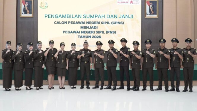 
					Kajati Riau Lantik dan Ambil Sumpah PNS Kejati Riau