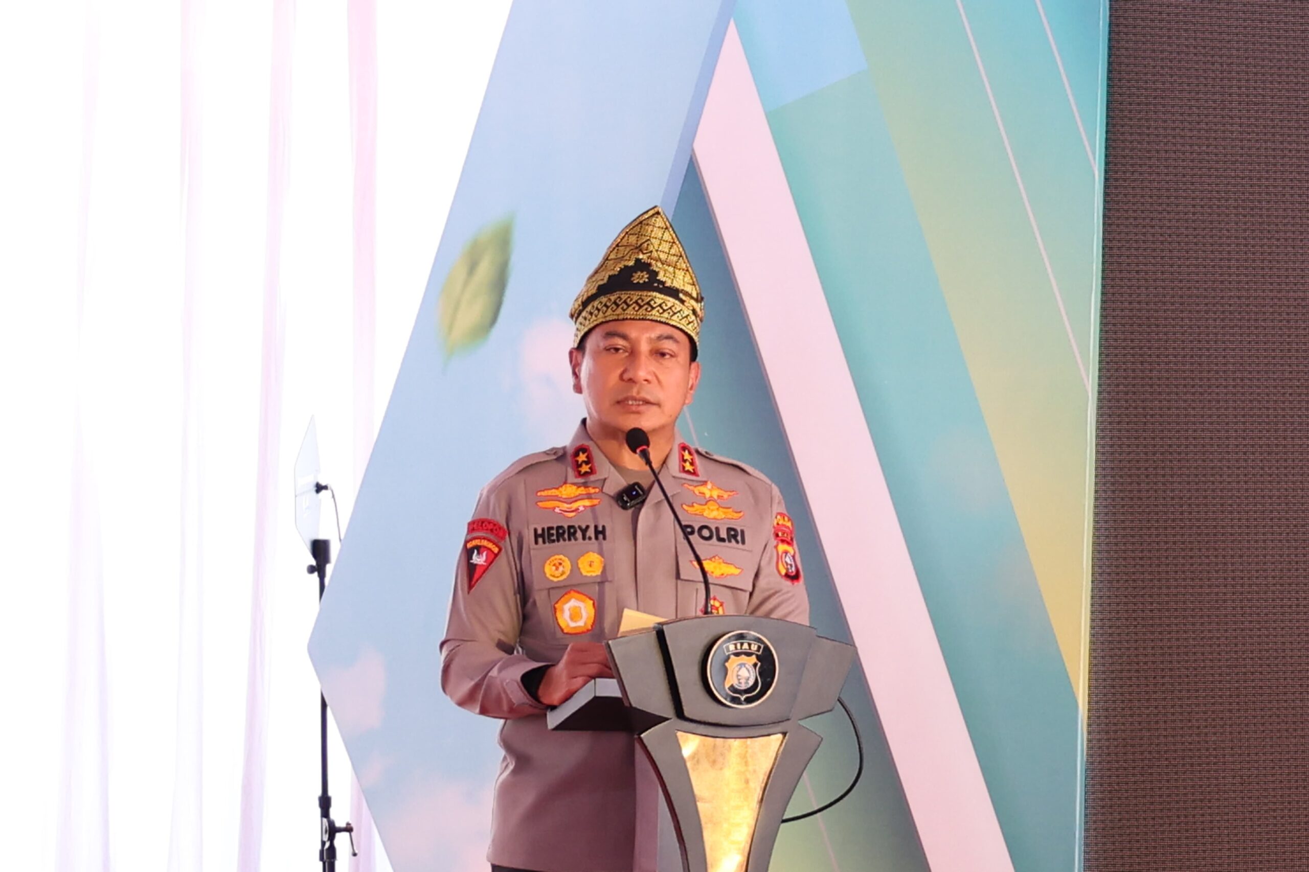 Pernyataan Kapolda Riau Terkait Kasus Pengeroyokan di Halaman Mapolsek Bukit Raya dan Mutasi Kapolsek Bukit Raya