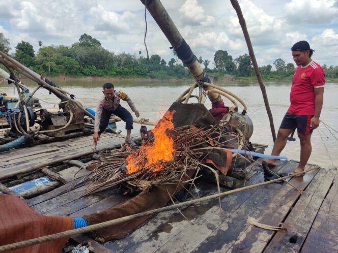 
					Polsek Cerenti Tindak Tegas Aktivitas PETI, 10 Unit Rakit Dompeng Dimusnahkan Di Desa Teluk Pauh