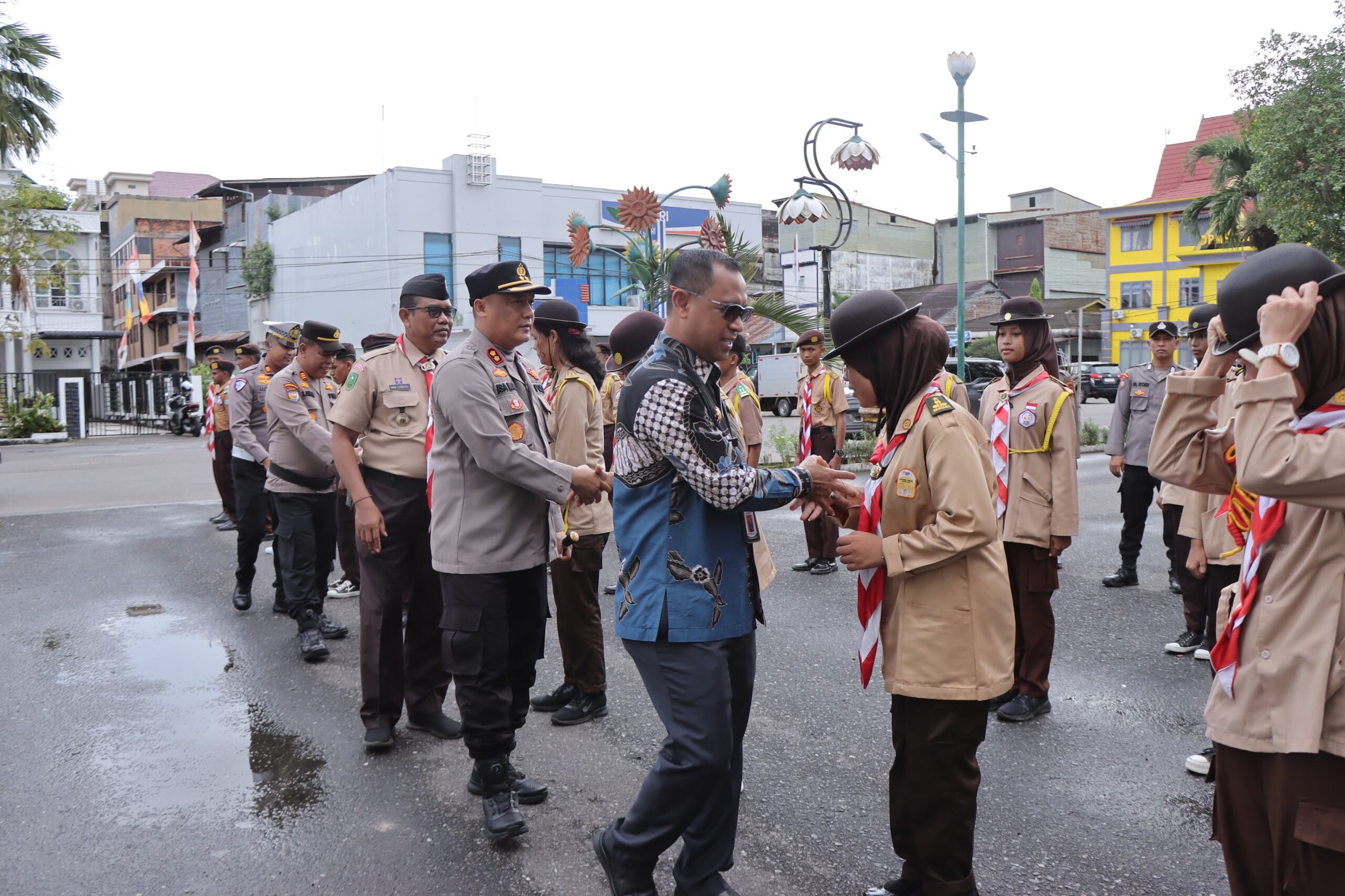 Lepas Kontingen ke Jambore Karhutla Riau 2025 bersama Forkopimda, Kapolres Rohil Serahkan Bibit Pohon