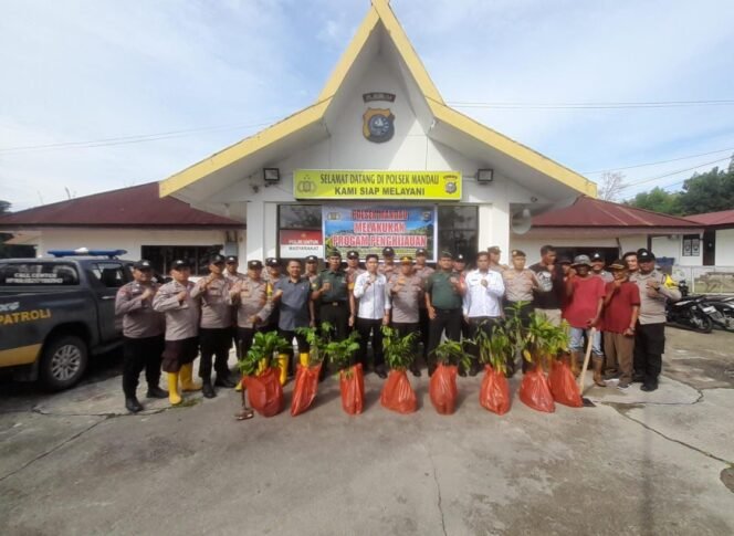 
					Program Penanaman Pohon Bersama Personil Polsek Mandau Duri,Dalam Rangka Mendukung Program Penghijauan Kapolda Riau