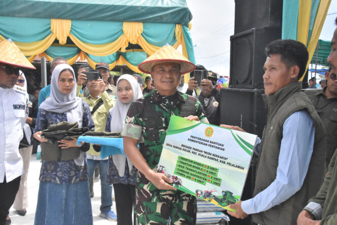 
					DANREM 031/WB TINJAU OPERASI PENGOLAHAN LAHAN DI KABUPATEN PELALAWAN, TANAM PADI SERENTAK, DAN RESMIKAN BANGUNAN KORAMIL 15/KUALA KAMPAR