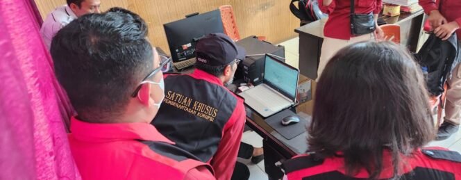 
					Kejaksaan Tinggi (Kejati) Riau melakukan penggeledahan di Kantor Dinas Pendidikan dan Kebudayaan Kabupaten Rokan Hilir