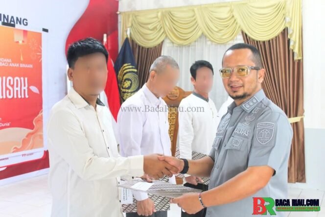 
					Empat Orang warga Binaan Terima Remisi Waisak, Tangis Haru Warnai Aula Lapas Bangkinang 