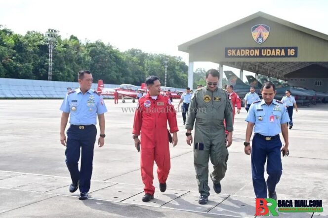 
					Jupiter Aerobatic Team (JAT) Hiasi Langit Pangkalan TNI AU Roesmin Nurjadin