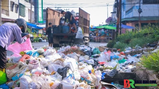
					DLHK Pekanbaru Begerak Cepat Atasi Tumpukan Sampah di Jalan Teratai