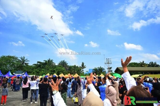 
					Jupiter Aerobatic Team tampil memukau di langit Pekanbaru