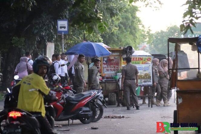 
					Satpol PP Kota Pekanbaru Bersama Aparat Gabungan Tertibkan PKL di Pedestrian Masjid An Nur 