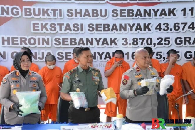 
					Danrem 031/WB Bersama Wakapolda Riau Musnahkan Barang Bukti Narkoba Jaringan Internasional