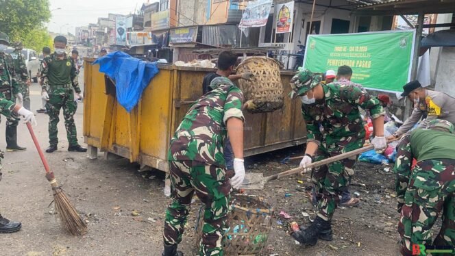 
					Ciptakan Lingkungan Bersih, Satgas TMMD Tajak Pembersihan Pasar Duri dari Polusi Sampah