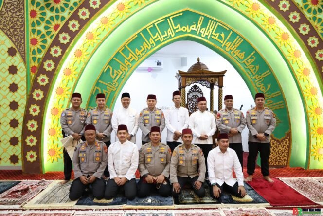 
					Polda Riau Gelar Kajian Subuh Ilmiah Bersama Ustad Abdul Somad dan Rocky Gerung