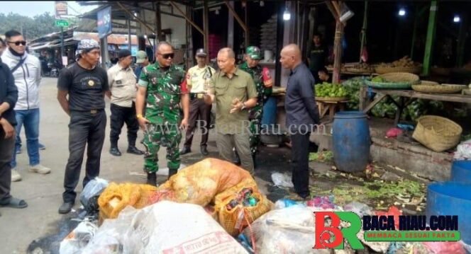 
					Brigjen TNI Dany Rakca Danpuslatpur kodiklat TNI AD, Menetralisir Bakteri Limbah di Pasar Kota Bandung