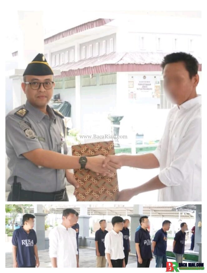 
					Bukti Pembinaan Berjalan Efektif,Rutan Pekanbaru Serahkan Remisi Khusus Waisak