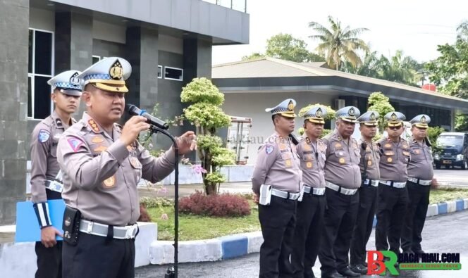 
					Long Weekend, Ditlantas Polda Riau Tempatkan Personel di Titik Jalan Padat Kendaraan dan Urai Kemacetan