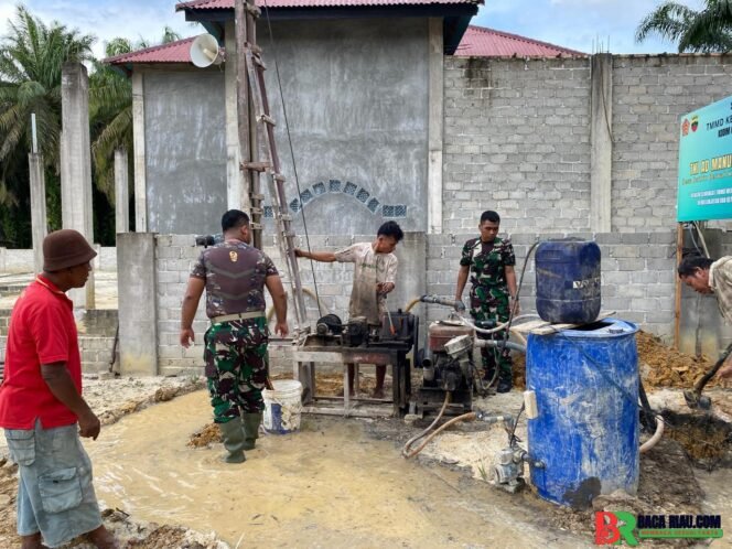 
					Satgas TMMD Tajak Pemboran Sumber Air Bersih di Musholla Al-Jannah Desa Bathin Betuah