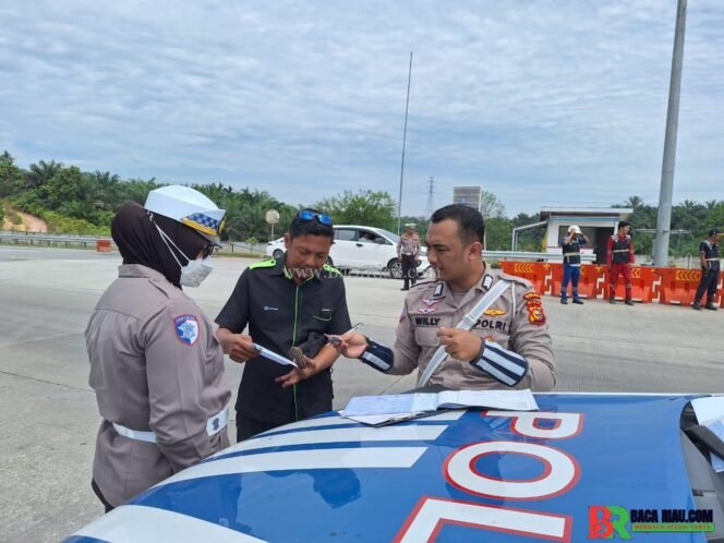 
					Berikan Edukasi lalu lintas, Upaya Subdit Gakkum Cegah Kecelakaan di Jalan Tol Pekanbaru-Dumai,
