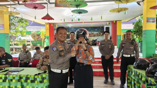 
					Ditlantas Polda Riau Laksanakan Program Police Goes to School di SMAN 7 Pekanbaru, Edukasi Keselamatan Lalu Lintas dan Himbauan Pergaulan Sehat untuk Pelajar
