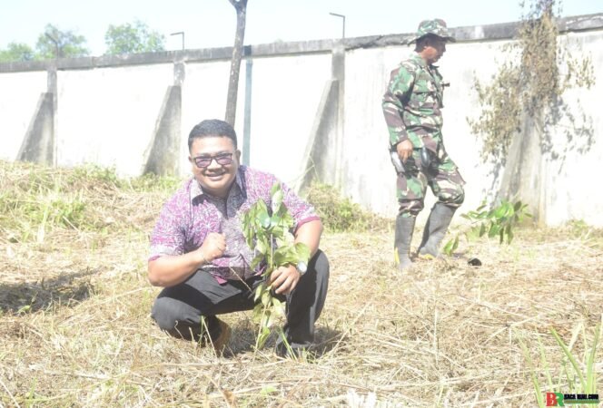 
					Pemerintah Kecamatan Mandau beserta Masyarakat Apresiasi Program Penghijauan Serentak di kota Duri