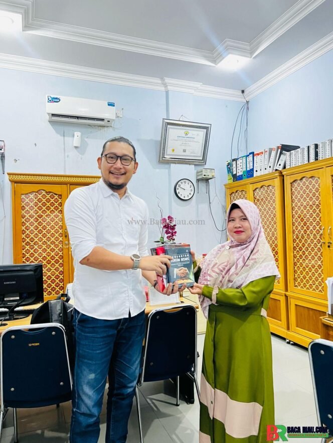 
					Bentuk Peduli Dunia Pendidikan, Eko Saputra Sumbangkan Buku Ke Kampus STIE Tuah Negeri Dumai