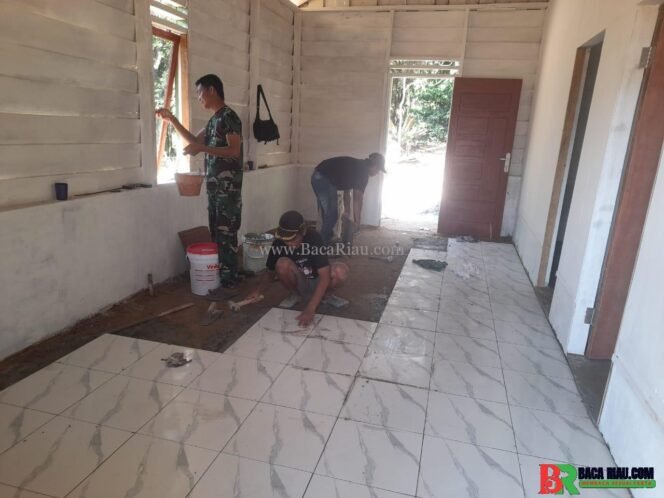 
					Bikin Hunian Lebih Nyaman, Satgas TMMD Pasang Keramik pada Ruang Tamu Sasaran Bedah RTLH