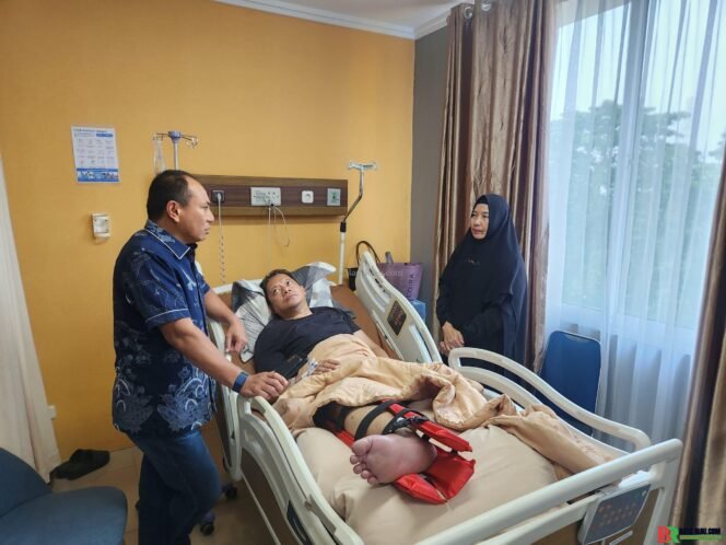 
					Kapolda Riau Jenguk Wakapolres Kuansing yang Ditabrak Pebalap saat Bubarkan Balap Liar