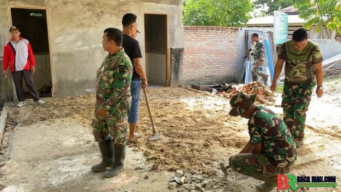
					Warga Desa Harapan Baru Gotong Royong Bantu Tim Satgas TMMD Benahi Fasilitas MCK Musholla