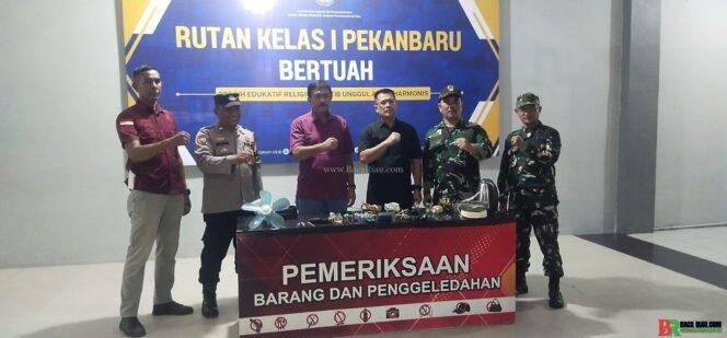 
					Kakanwil Ditjenpas Riau Pimpin Langsung Razia Blok Hunian Rutan Pekanbaru