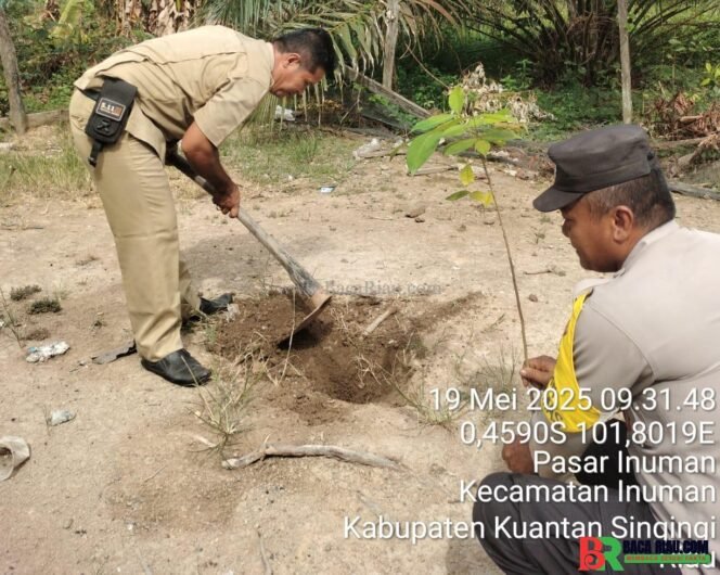 
					Polres Kuansing Tanam Bibit Pohon Mahoni di Desa Pasar Inuman Untuk Dukung Kelestarian Lingkungan