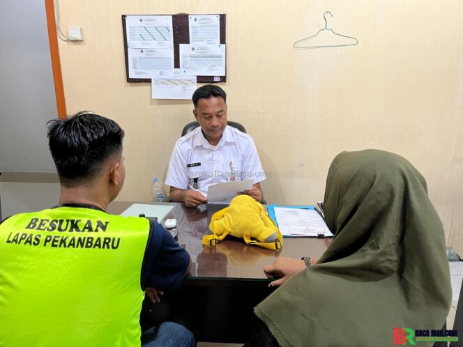 
					Petugas Lapas Kelas IIA Pekanbaru Gagalkan Penyelundupan HP dan Handsfree oleh Pengunjung