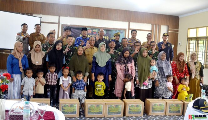 
					Dansatgas TMMD dan Tim Wasev Salurkan Bantuan Pangan Bergizi Guna Atasi Stunting di Mandau