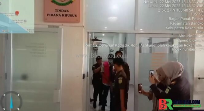 
					Tim Penyidik Pidsus Kejari Rohil , Menahan AA dalam Perkara Korupsi Pembangunan dan Rehabilitasi SMP 4 Panipahan.