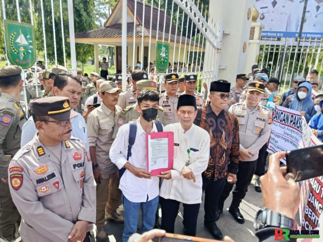 
					Unjuk Rasa Aliansi Pemuda dan Masyarakat Riau Bersatu ,menolak Kongres HMI Di Pekanbaru 