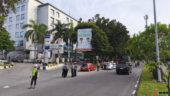
					Langgar Rambu Larangan Parkir,puluhan kendaraan Ditilang Didepan RSUD Arifin Achmad 