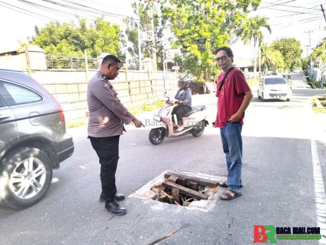 
					Sudah Hampir 5 Bulan, Jalan Berlobang di Kelurahan Rintis Belum Juga Diperbaiki 
