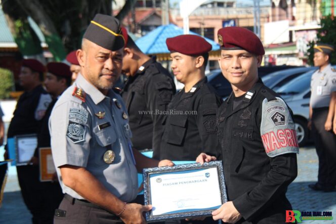 
					Lapas Kelas IIA Pekanbaru Gelar Apel Pagi Sekaligus Berikan Penghargaan kepada Pegawai Berprestasi