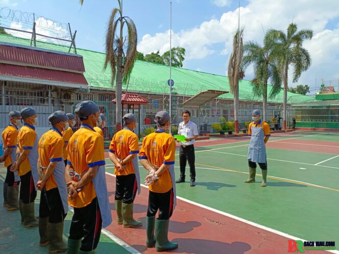 
					Pastikan Kualitas makanan Terjaga Dengan Baik, Petugas Berikan Arahan Kepada Anggota Dapur