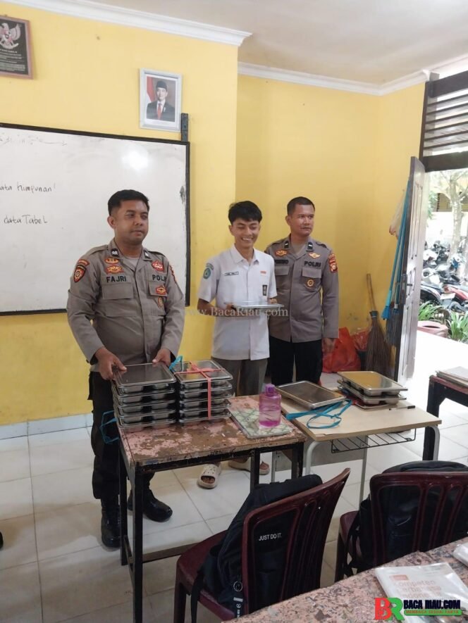 
					Polsek Kuantan Tengah Pantau Pembagian 626 Porsi Makanan Bergizi di SMA N 1 Teluk Kuantan