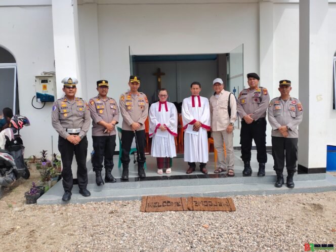
					Kapolres Kuansing Tinjau Langsung Pelaksanaan Ibadah Kenaikan Isa Almasih di Sejumlah Gereja