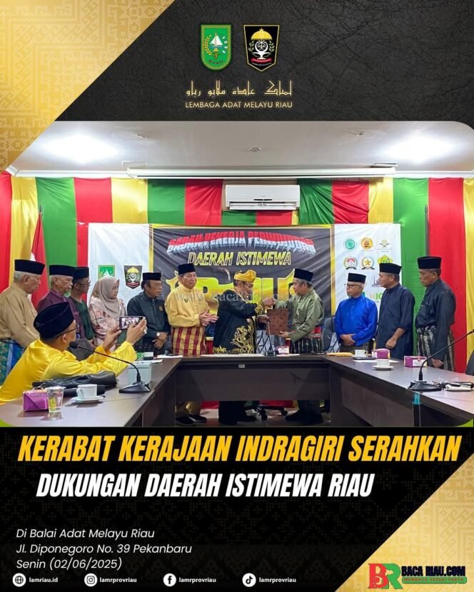 
					Kerabat Kerajaan Indragiri Serahkan Dukungan Daerah Istimewa Riau 