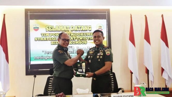 
					Menghimpun Data Staregis Hangat Bidang Komsos,Tim Pokja Sahli KASAD Kunjungi Kodim 0313/KPR 