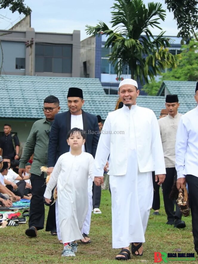 
					Pererat silaturahmi Dengan Warga,Walikota Agung Nugroho Shalat Idul Adha di Lapangan Baterai B Harapan Raya 