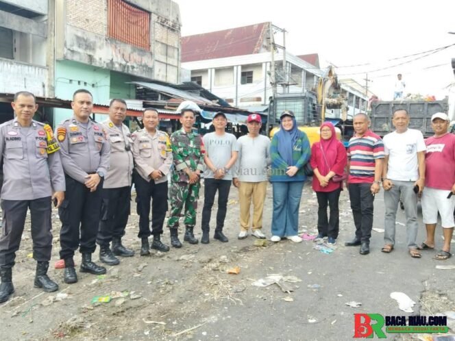 
					Kapolsek Pekanbaru Kota Pimpin Gotong Royong Bersihkan Sampah Menumpuk di Pasar Agus Salim